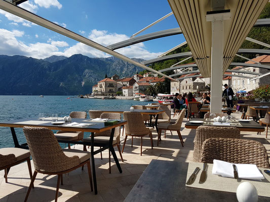 Restaurant an der Kaimauer des Hotels Iberostar Grand Perast