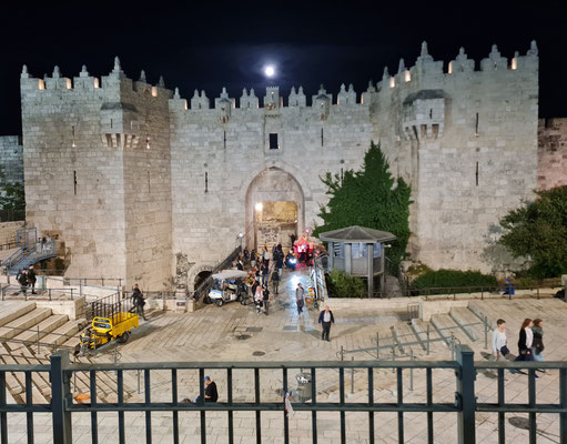 Damaskustor der Altstadt von Jerusalem, mit Vollmond am 4.6.2023 um 21:54 Uhr