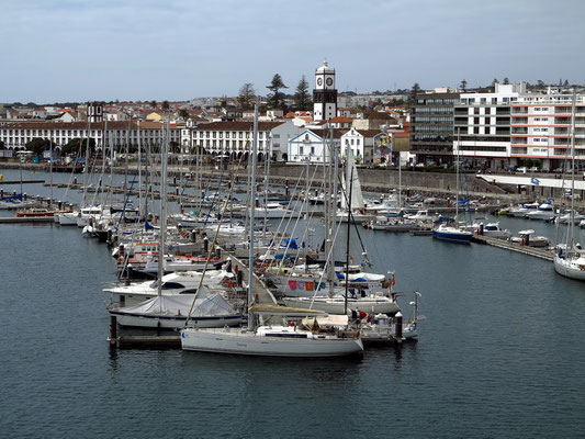 Blick vom Hafen auf die Stadt Ponta Delgada