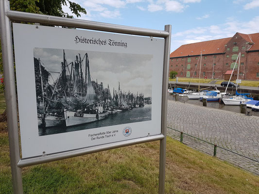 Alte Hafenansicht von Tönning, im Hintergrund das Packhaus