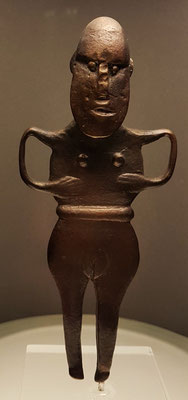 Bronzestatuette, (Kopie), 1100 -700 v. Chr. , Fundort: Klein-Zastrow, Ostvorpommern - Darstellung einer Fruchtbarkeitsgöttin? Das Original ist seit dem 2. Weltkrieg verschollen.