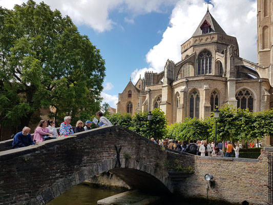 Bonifazius-Brücke und Blick auf die Ostseite der Liebfrauenkirche