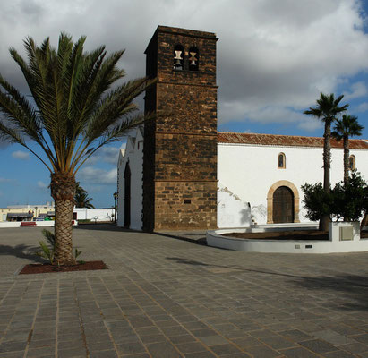 La Oliva, Dreischiffige Pfarrkirche mit festungsartigem Turm aus dunklem Lavagestein, Anfang des 18. Jh.