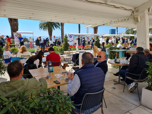 In einer Bar der Stadtpromenade mit Blick zum Meer