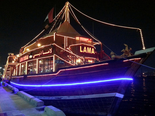 Dhau mit Restaurant am Deira Creek