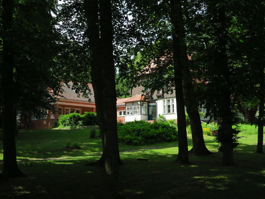 Gerhart-Hauptmann-Haus in Kloster (Hiddensee), Kirchweg 13. Hier lebte und arbeitete Hauptmann mit Frau Margarete in den Sommern 1926 bis 1943. 