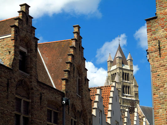 Giebeldächer mit Blick auf den Turm der St.-Salvator-Kathedrale