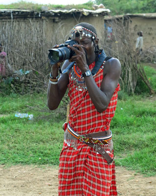 Ein Massai fotografiert Touristen.