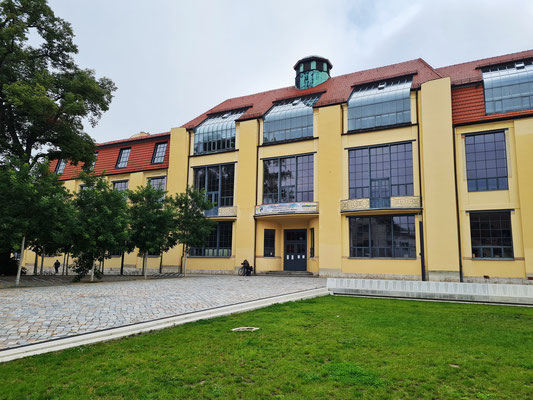 Hauptgebäude der Bauhaus-Universität Weimar mit Atelierfenstern des oberen Geschosses, 1904–1911 nach den Entwürfen von Henry van de Velde errichtet