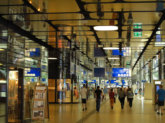 Bahnhof Amsterdam Centraal, Geschäftspassagen