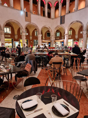 Fondaco dei Tedeschi, Platz für zwei im Café