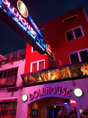 Dollhouse, ein Nacht- und Stripclub, auf der Straße "Große Freiheit", eine Seitenstraße der Reeperbahn