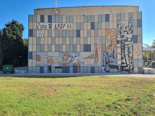 Gemeinschaftshaus des Kibbuz mit "Kunst am Bau" (Darstellungen aus dem Leben im Kibbuz)