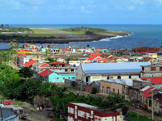 Blick vom Hotel El Castillo auf den Nordzipfel von Baracoa; hinter der Meerenge die Landebahn des Flughafens