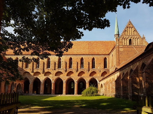 Innenhof und Südseite des Hauptschiffs, mit verschiedenen Bauabschnitten