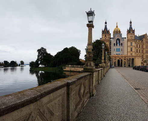 Auf der Lennéstraße zum Schweriner Schloss