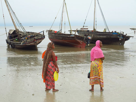 Bagamoyo, Frauen am Strand