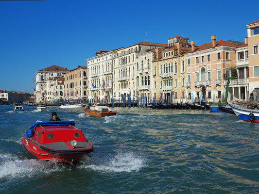 Paläste am Canal Grande gegenüber der Kuppelkirche Santa Maria della Salute