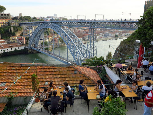 Café mit Aussicht am Steilufer des Douro, Blick nach Vila Nova de Gaia