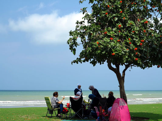 Frauen am Strand von Maskat