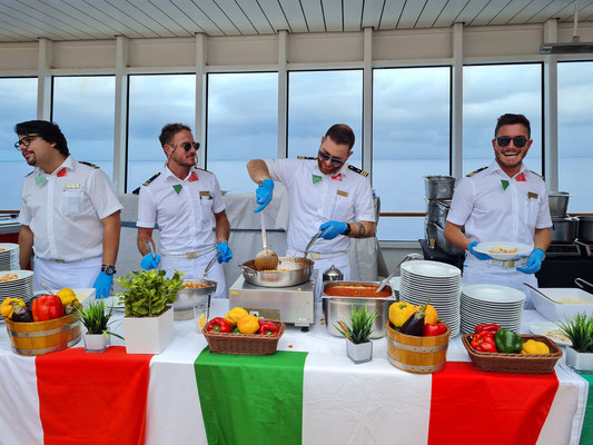 Schiffsoffiziere kochen auf dem Pooldeck