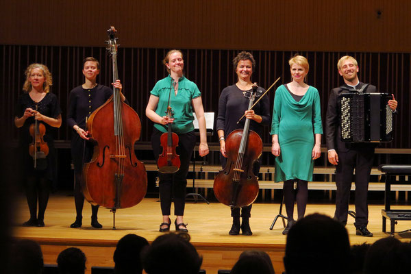 Applaus nach dem Konzert für das Orchester BaroqueAros, rechts: Bjarke Mogensen