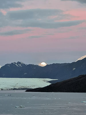 Vollmond geht auf über dem Pius-Gletscher.