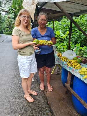 Dorrit kauft Obst bei einer Tahitianerin