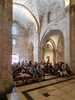 St.-Anna-Kirche. Das Kircheninnere ist bekannt für den lang anhaltenden Nachhall (wir testeten die Akustik mit unserem Gesang)