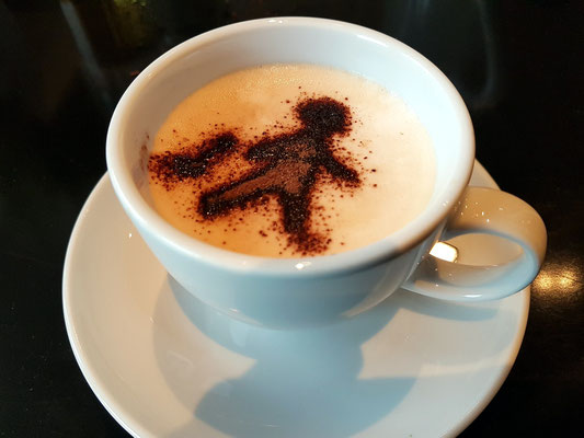 ...anschließend Cappuccino mit Emblem "Hans im Glück"