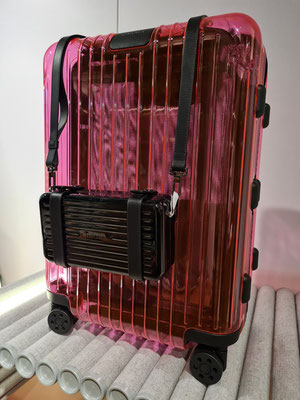 Fondaco dei Tedeschi, Rimowa-Koffer in Neon Pink und Rimowa-Umhängetasche aus Polycarbon in glänzend schwarz (960 Euro) (https://www.rimowa.com/de/de/home)