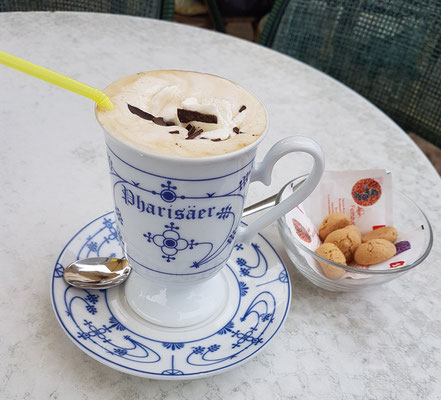 Ein "Pharisäer" ist ein alkoholisches Heißgetränk aus gesüßtem Kaffee, braunem Rum (etwa 4 cl) und einer Haube aus Schlagsahne, das traditionell in einer Tasse serviert wird. (Eiscafé Pinocchio am Markt)