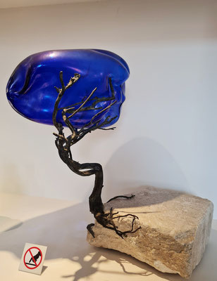 Glasmuseum Murano.  Leonarda Nava: Radicamenti (Verwurzelung), Bronze-Skulptur, Glas, weißer Vicenza-Stein, 2016