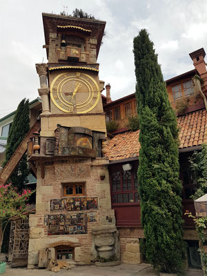 Glockenturm am Gabriadze-Theater. Der "schiefe Turm", wird von einem Eisenträger gestützt.