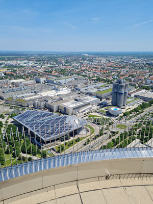 Blick vom Olympiaturm  auf BMW-Welt (links) und Vierzylinder“ (BMW-Zentrale)