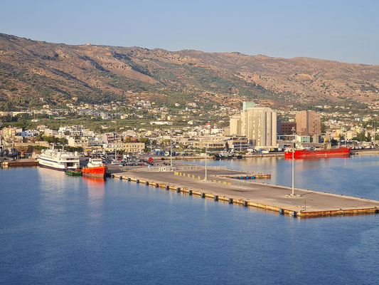 Fährschiff- und Kreuzfahrtschiffhafen in der Souda-Bucht von Kreta