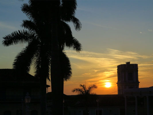 Trinidad, Plaza Mayor bei Sonnenuntergang