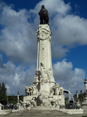 1934 eingeweihte Statue des ersten Marquis von Pombal, Sebastião José de Carvalho e Melo, nach dem auch der Platz selbst benannt ist