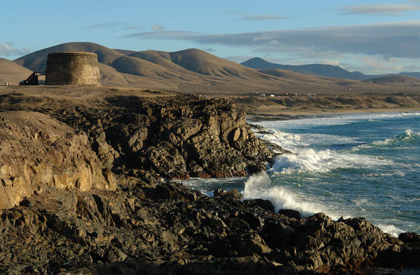 El Cotillo, Blick nach S auf den Wehrturm Castillo de El Tostón (1743)