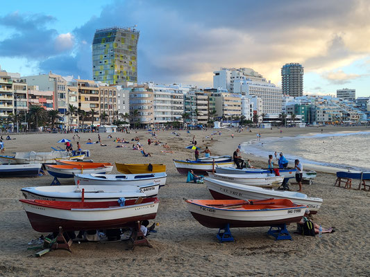 Stadtstrand Playa de Las Canteras, einer der schönsten Stadtstrände Europas.