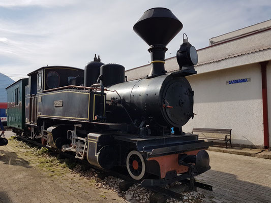 Alte Lokomotive im Bahnhof Bar