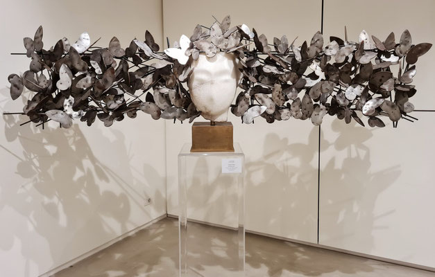 Manolo Valdès: Butterflies, 2017, Alabaster und Eisen, 90 cm x 270 cm x 40 cm, Unikat.  Galleria d'Arte Contini, San Marco 2288