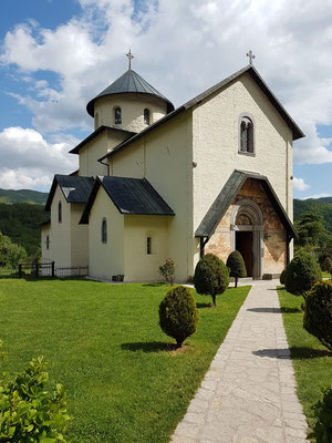 Klosterkirche, 1252 gegründet. Zusammen mit dem Kloster Ostrog und dem Kloster Piva ist das Kloster Morača eine der meistbesuchten kulturellen und religiösen Stätten Montenegros.