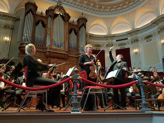 Applaus für das Noord Nederlands Orkest und Dirigent Antony Hermus