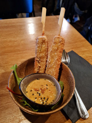 Heartful (Gebackener Tofu an einem Spieß, überzogen von einer Sate Erdnusssoße)