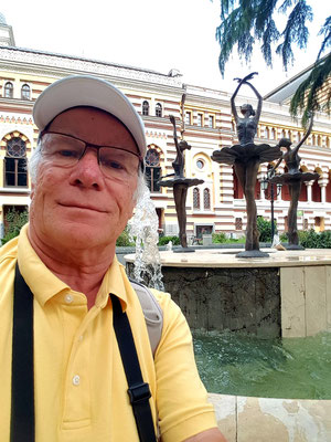 Am Ballettbrunnen des Opernhauses