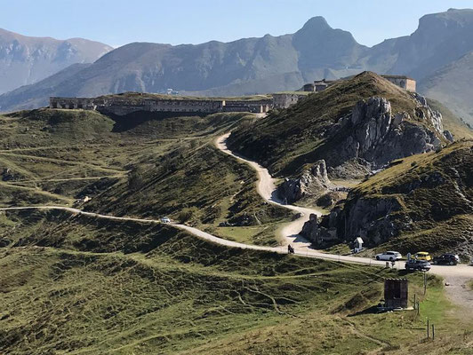 Auffahrt zum Fort, sicht auf den Colle di Tenda (2 Tage später kamen wir rechts die vielen Serpentinen hoch)