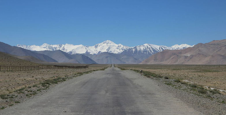 der Pamir Highway in der Nähe des Karakul See