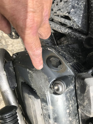 repariert mit Metallpaste (danke Ralph !!)