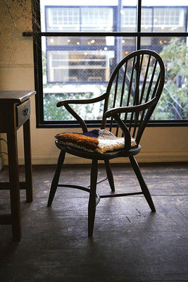 こんなクラシカルな椅子にはシンプルな柄。柄は「塗分け」（ベージュ＆マロン＆紺）